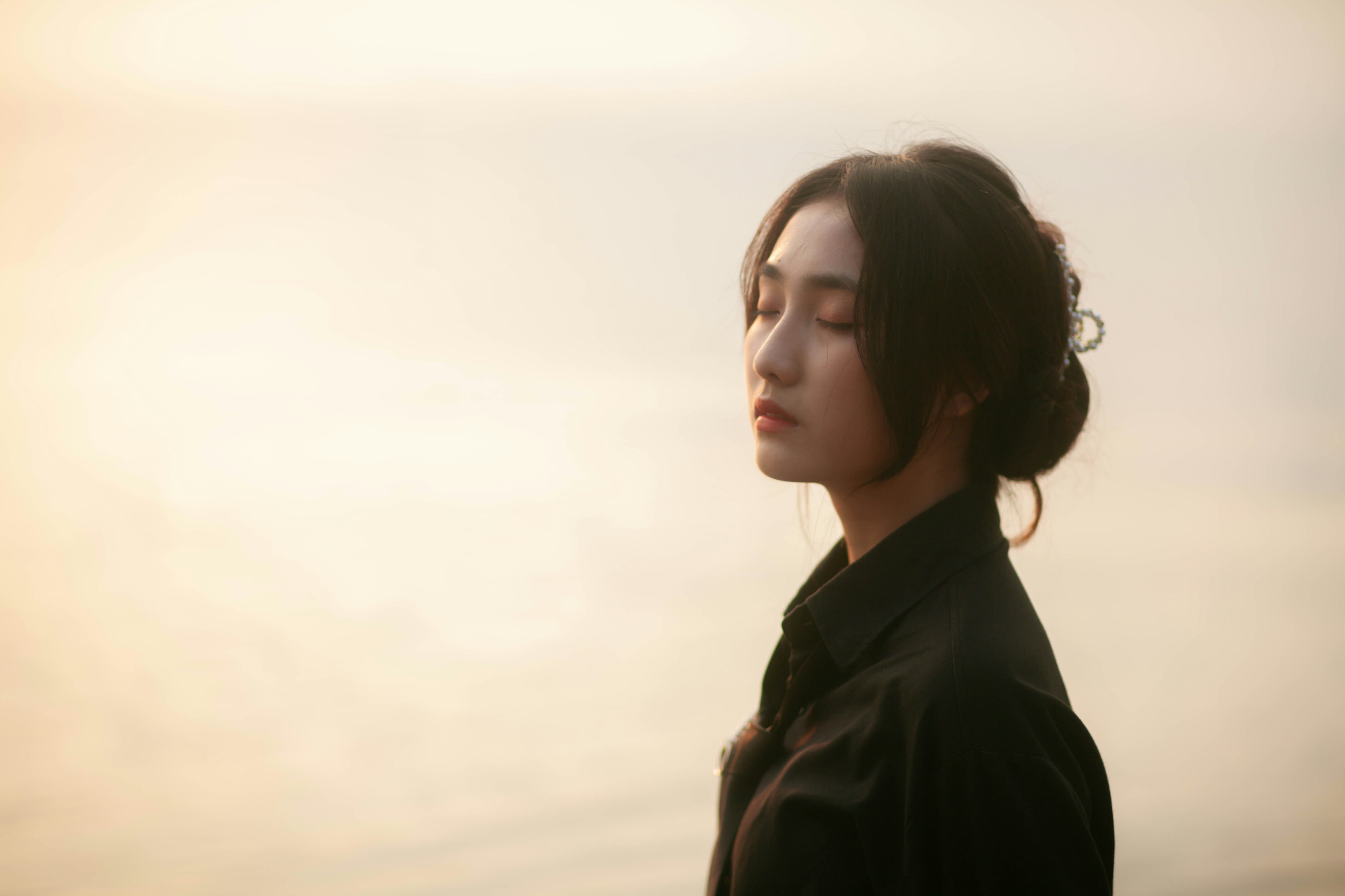 亚洲国产综合专区行业观点配图：深色霓虹氛围